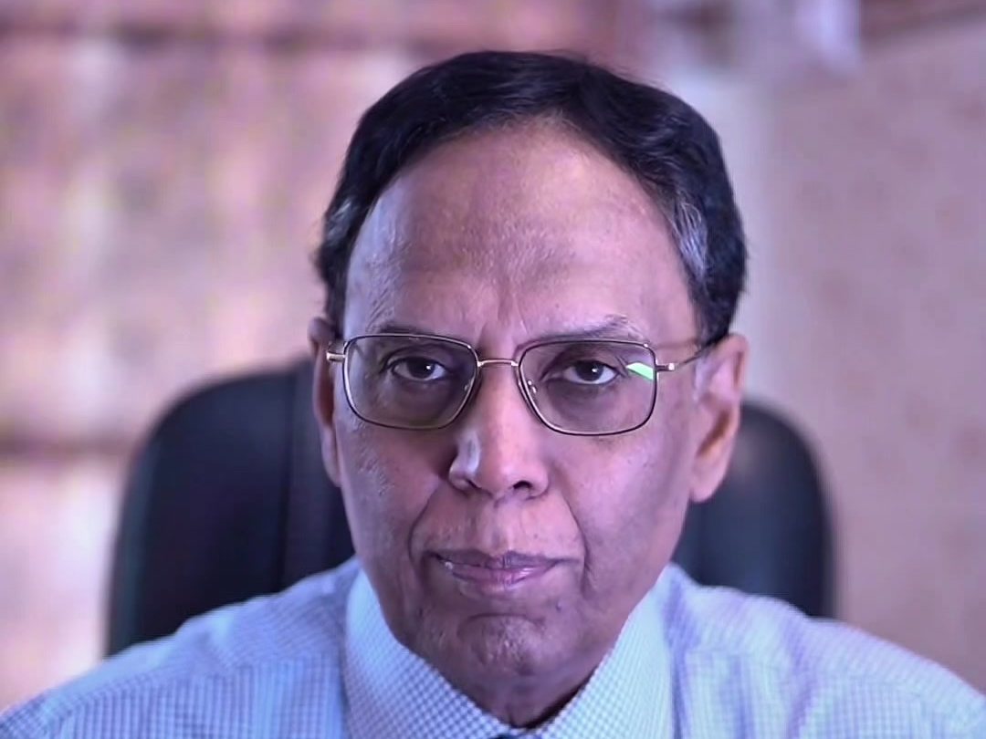 Dr. Sushil Sharma, knee pain specialist in Noida, explaining when knee replacement is needed